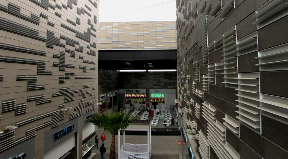 En la Ciudad de México, el Centro Comercial Acoxpa luce una fachada ventilada compuesta de paneles Alphaton